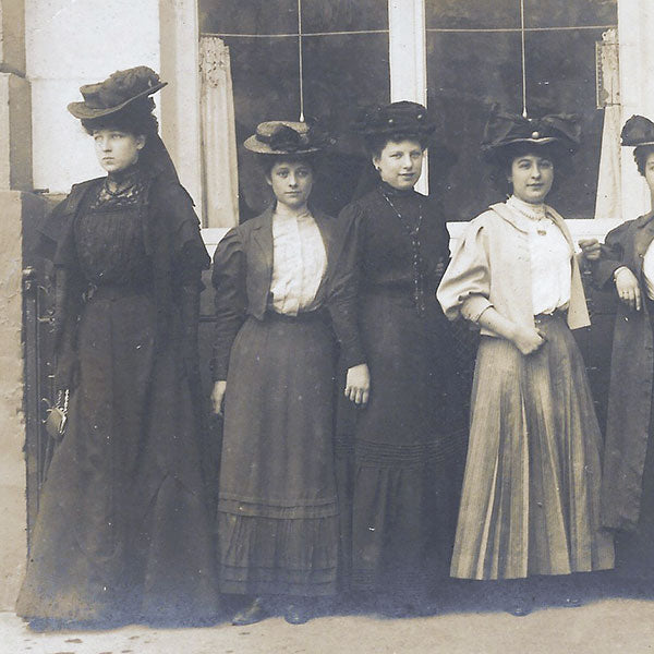 Chéruit - Employées posant place Vendôme à Paris (circa 1905)