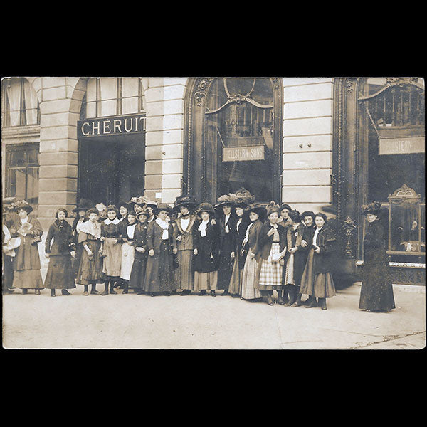 Chéruit - Employées de la maison Chéruit ou Hellstern & sons, place Vendôme à Paris (circa 1907-1910)