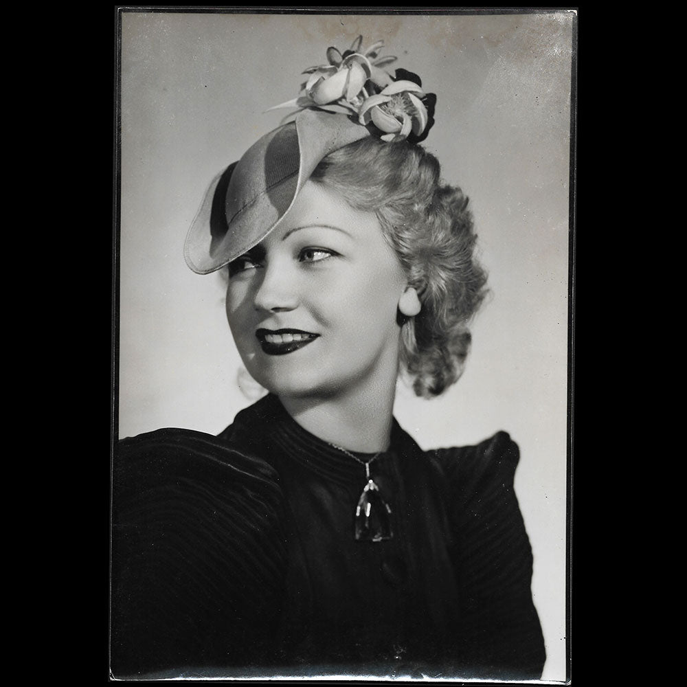 Agnès - Chapeau porté par Miss Paris 1935, tirage d'Isabey