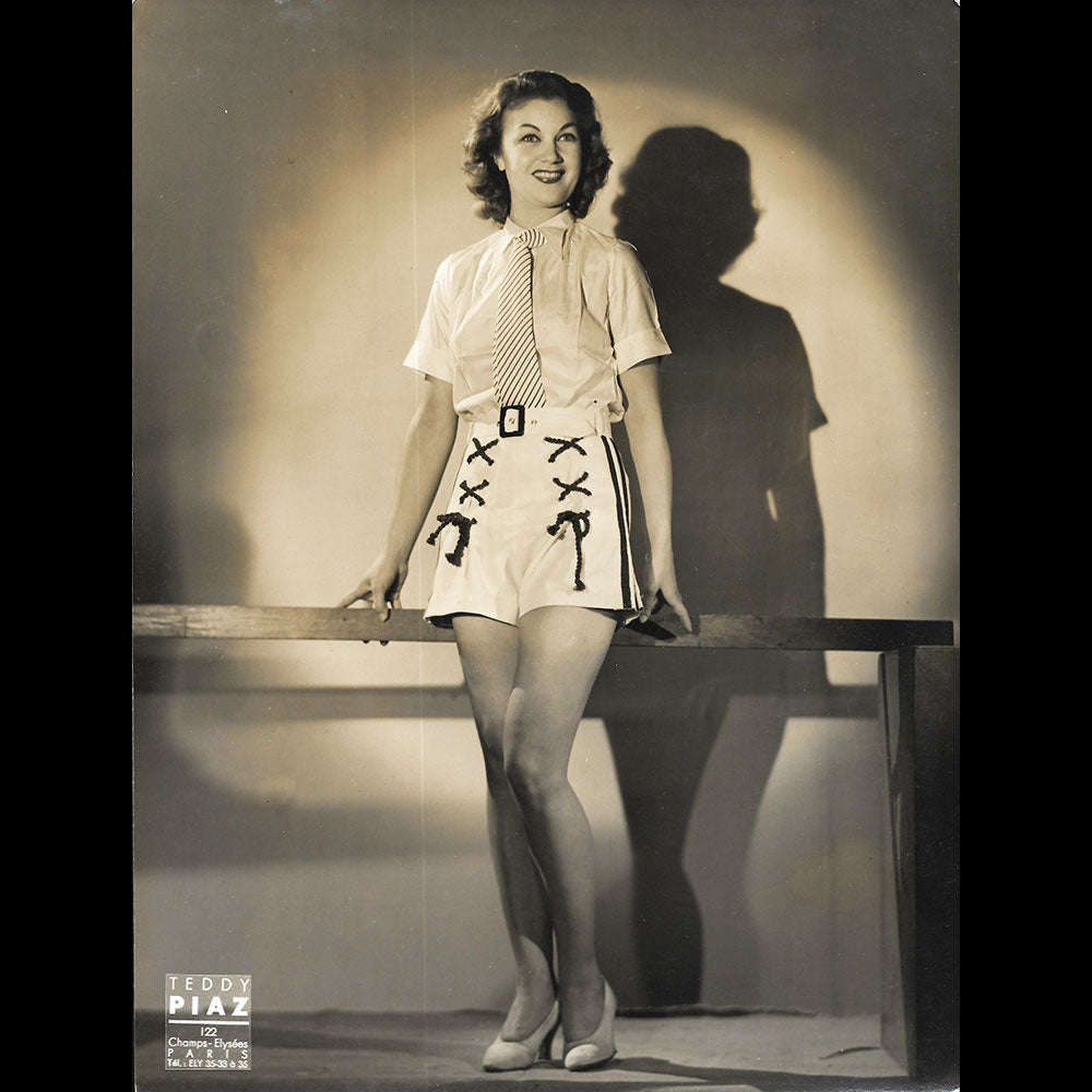 Ensemble de jour porté par Amy Colin, Miss Paris 1935, tirage de Teddy Piaz