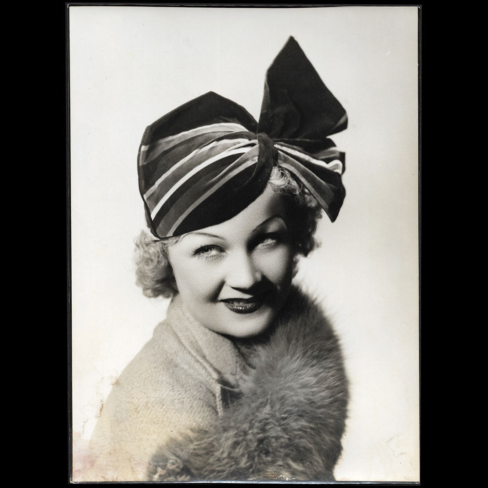 Camille Roger - Chapeau porté par Miss Paris 1935, tirage d'Isabey