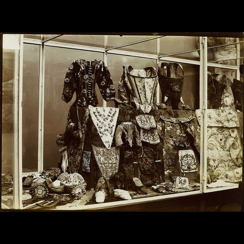 Exposition Universelle de Paris - Musée Centennal du Costume, Réunion de 24 tirages (1900)