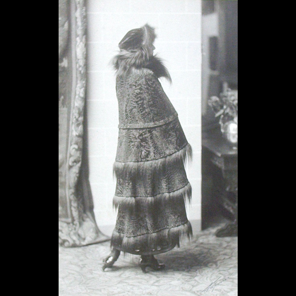 Fourrures Max - Manteau de fourrure, photographie du studio Taponier (circa 1910-1915)