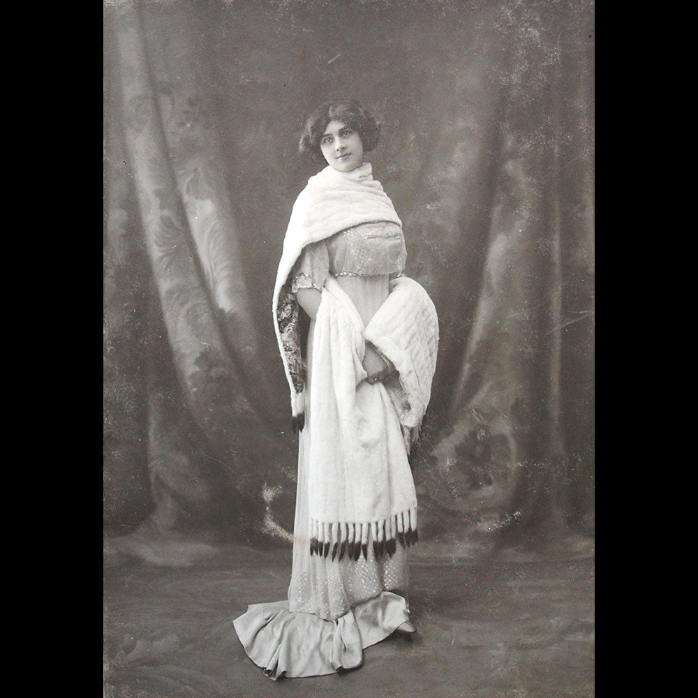 Fourrures Max - Modèles de fourrure, ensemble de 4 photographies  (circa 1905-1910)