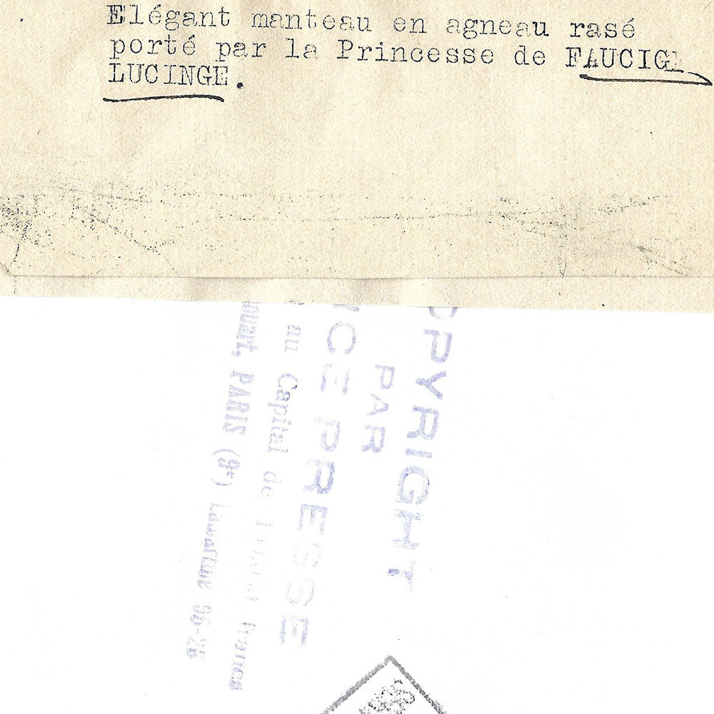 Princesse Faucigny Lucinge en manteau d'agneau rasé, la mode à Longchamp, photographie de l'agence France Presse (1933)