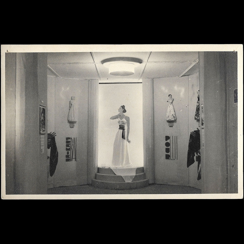 WW2 - Exposition de soieries au Stalag VIII-C (circa 1942)