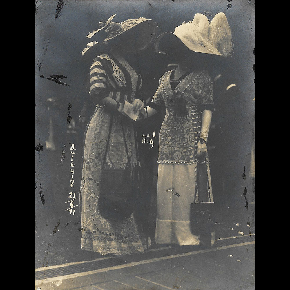 Paul Géniaux - La mode aux courses d'Auteuil, réunion de 5 photographie (1911)