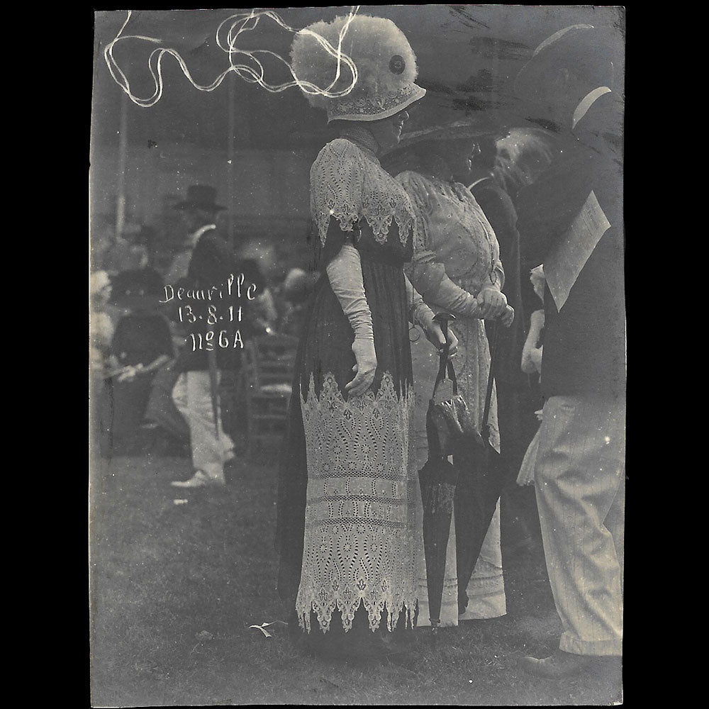 Paul Géniaux - La mode aux courses de Deauville, réunion de 4 photographies (1911)