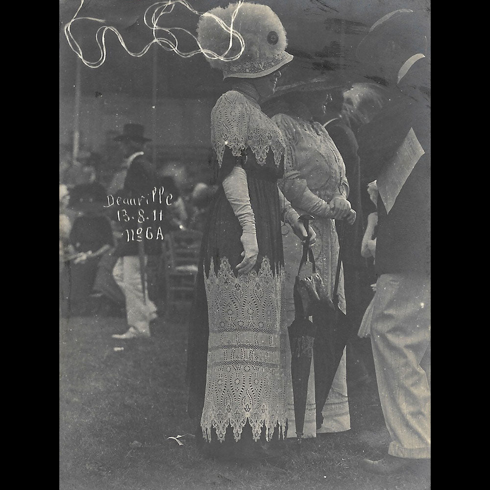 Paul Géniaux - La mode aux courses de Deauville, réunion de 4 photographies (1911)