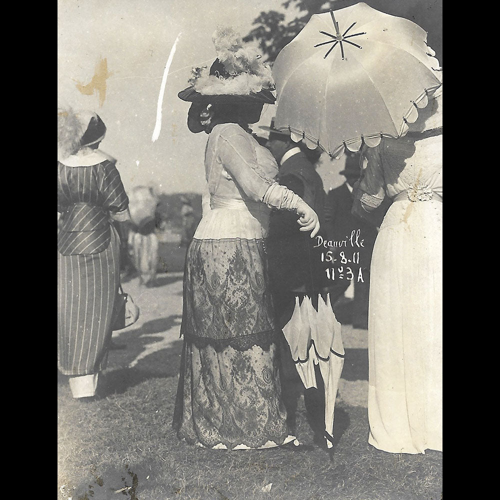 Paul Géniaux - La mode aux courses de Deauville, réunion de 4 photographies (1911)