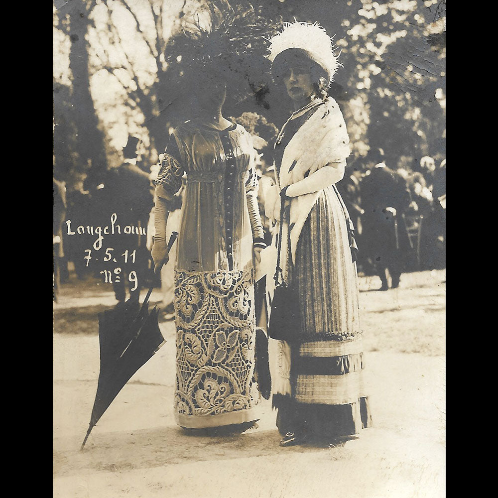 Paul Géniaux - La mode aux courses de Longchamp, réunion de 4 photographies (1911)