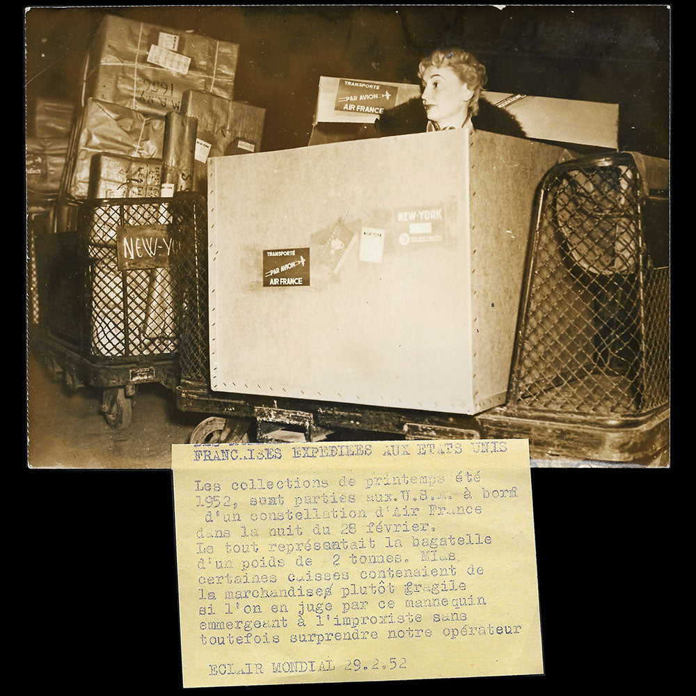 Des modèles de la haute couture française expédiés aux Etats-Unis (1952)