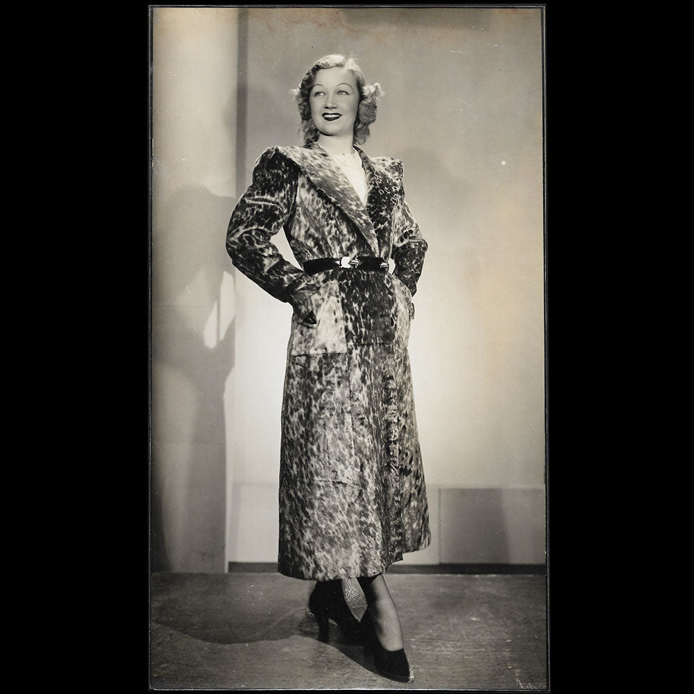 Manteau porté par Amy colin, Miss Paris 1935, tirage d'Isabey