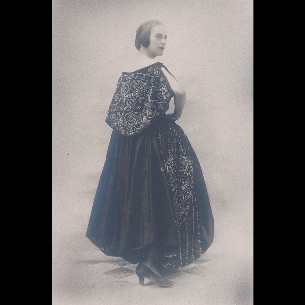 Elégante en robe brodée, photographie de Manuel Frères (1915-1925)