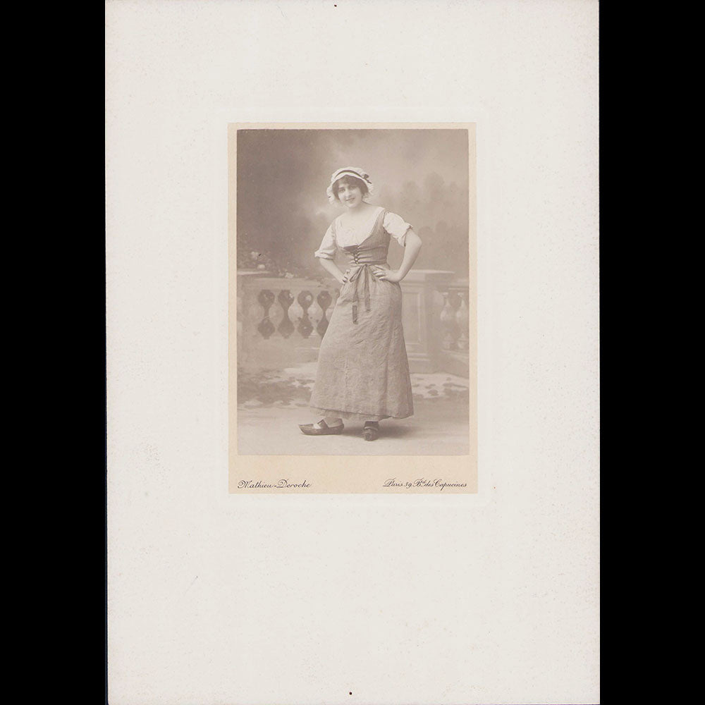 Portrait d'une élégante, réunion de 6 tirages du studio Mathieu Deroche (circa 1905-1910)