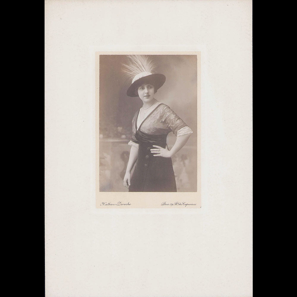 Portrait d'une élégante, réunion de 6 tirages du studio Mathieu Deroche (circa 1905-1910)