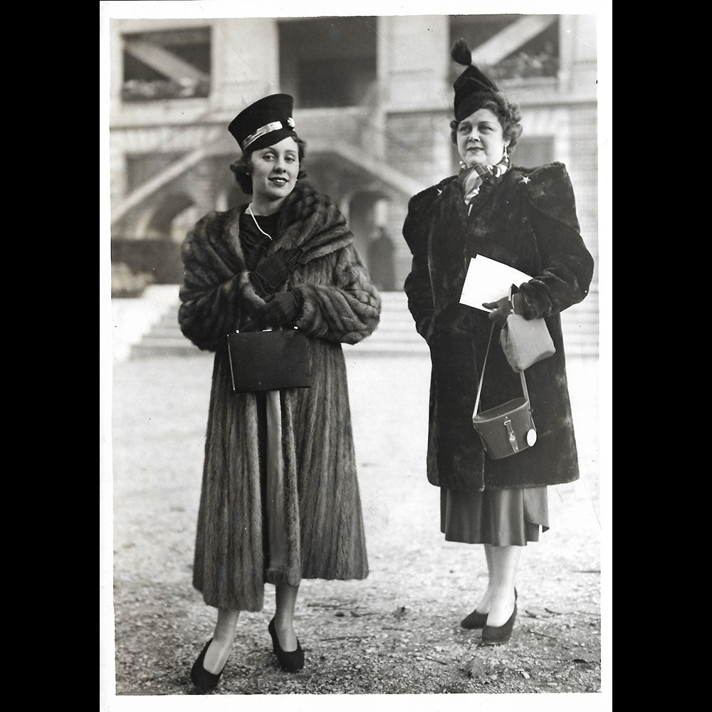 Deux Elégantes en fourrure, la mode à Auteuil, photographie de l'agence Fulgur (1939)