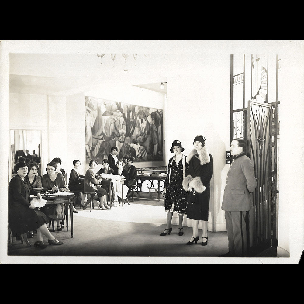 Poiret - Visite de deux clientes à la maison de couture, réunions de 6 tirages (circa 1925)