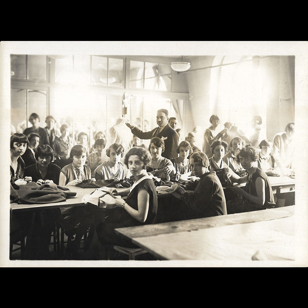 Poiret - Visite de deux clientes à la maison de couture, réunions de 6 tirages (circa 1925)