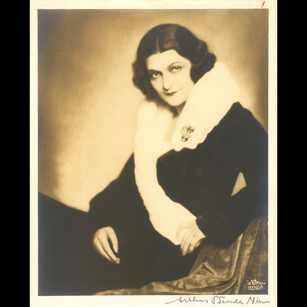 Caroline Reboux - Portrait de Lucienne Rabaté, tirage d'Arthur Benda (circa 1927)