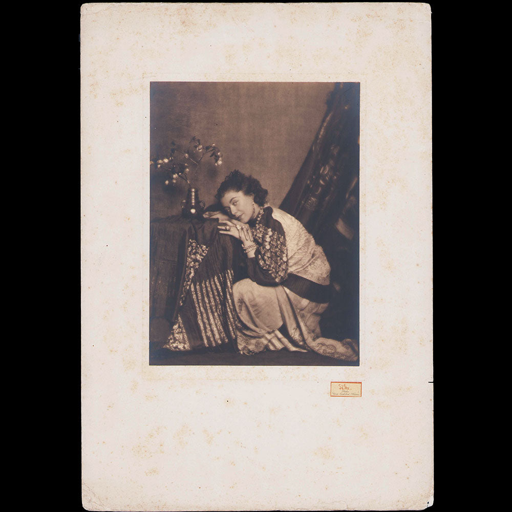 Poiret - Portrait d'Andrée Spinelly dans son appartement décoré par Paul Poiret, photographie de D'Ora (circa 1924-1925)