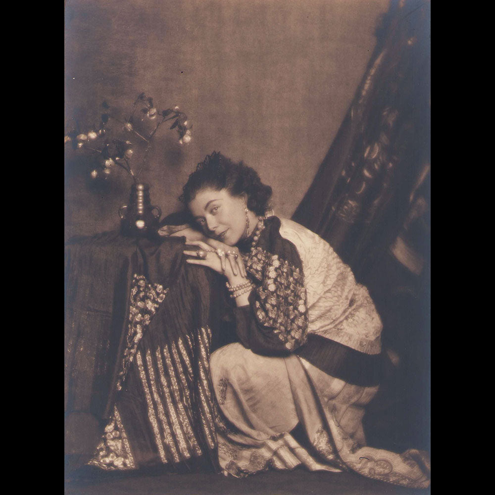 Poiret - Portrait d'Andrée Spinelly dans son appartement décoré par Paul Poiret, photographie de D'Ora (circa 1924-1925)