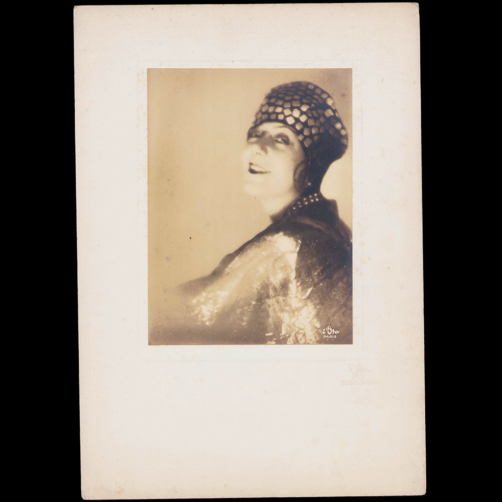 Le Monnier - Portrait d'Andrée Spinelly coiffée d'une toque de paille, photographie de D'Ora (1928)