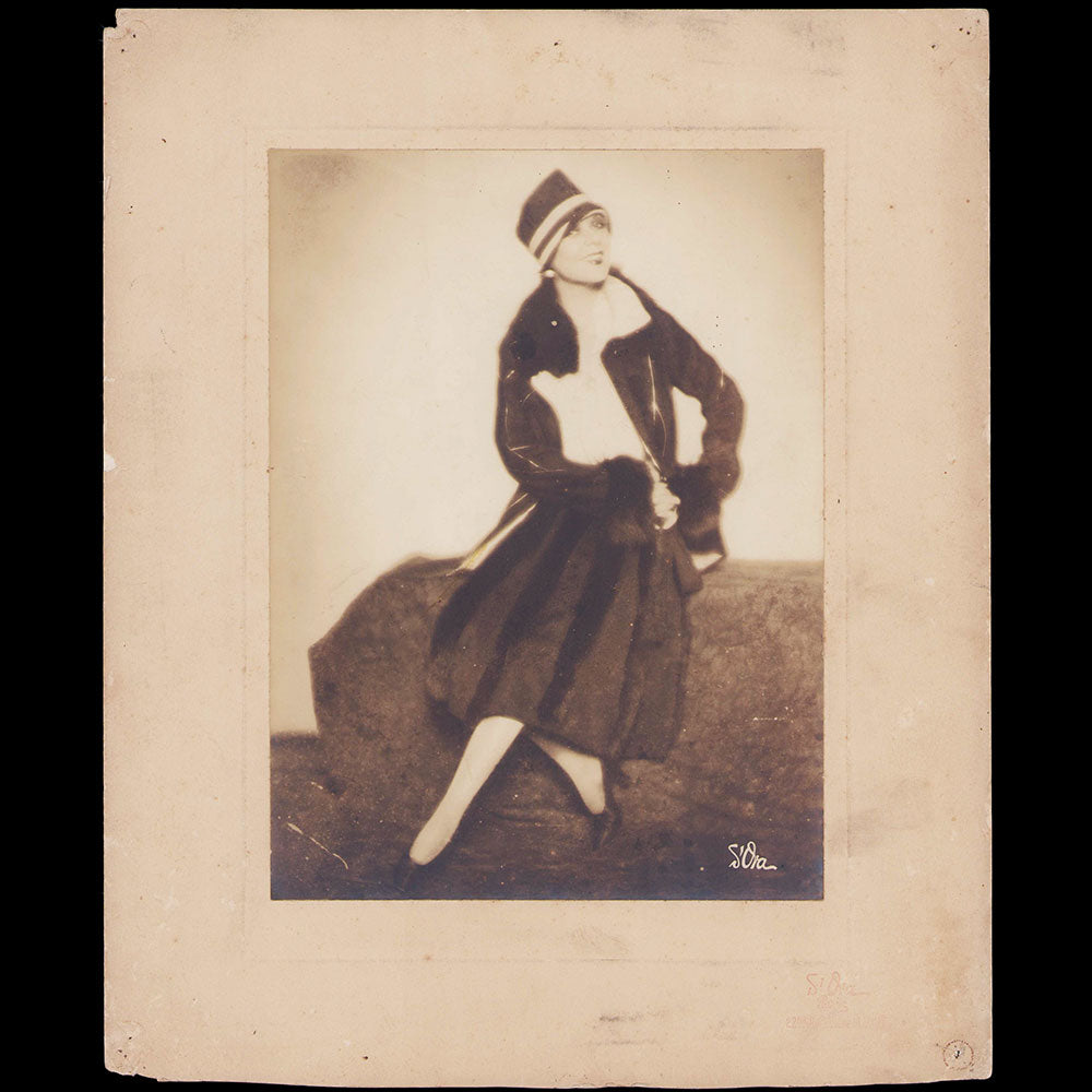 Louiseboulanger - Portrait d'Andrée Spinelly en ensemble de jour, photographie de D'Ora (circa 1925-1930)