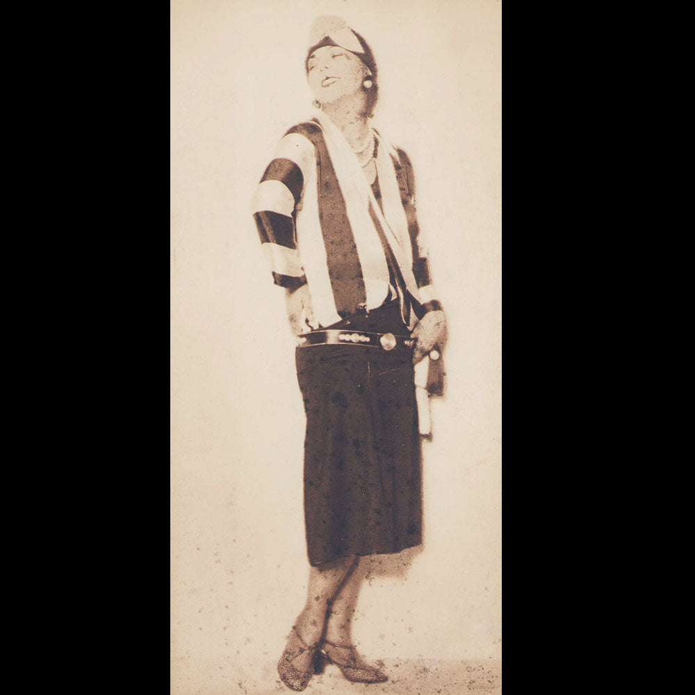 Louiseboulanger - Portrait d'Andrée Spinelly en robe de jour, photographie de D'Ora (circa 1925-1930)