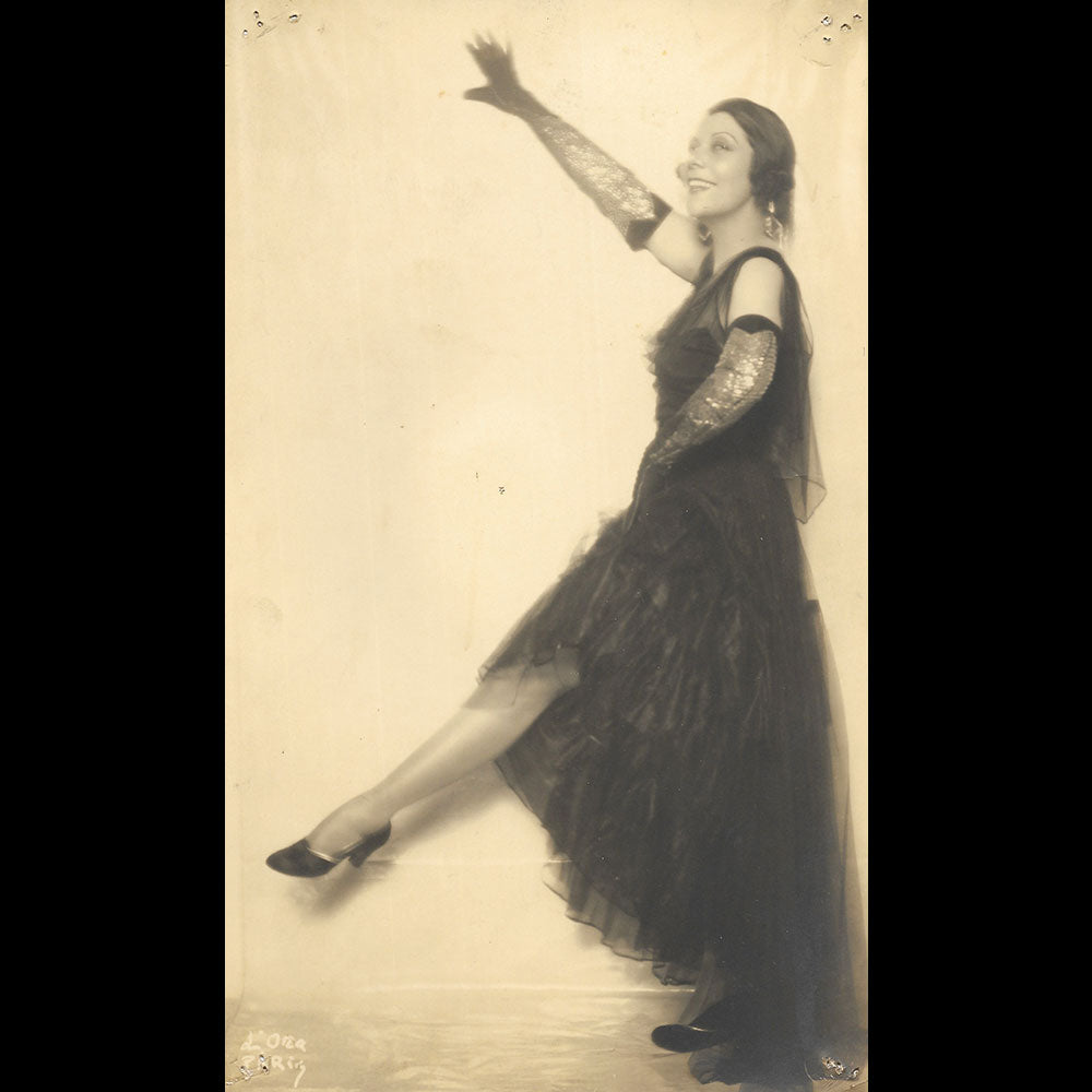 Louiseboulanger - Portrait d'Andrée Spinelly en robe du soir, photographie de D'Ora (1930)