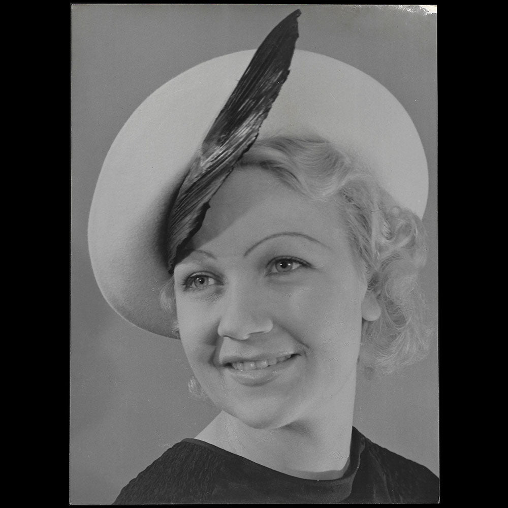 Chapeau porté par Miss Paris 1935, tirage de Willem Van de Poll
